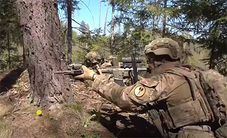 Soldado de la OTAN en un ejercicio de adiestramiento en Estonia
